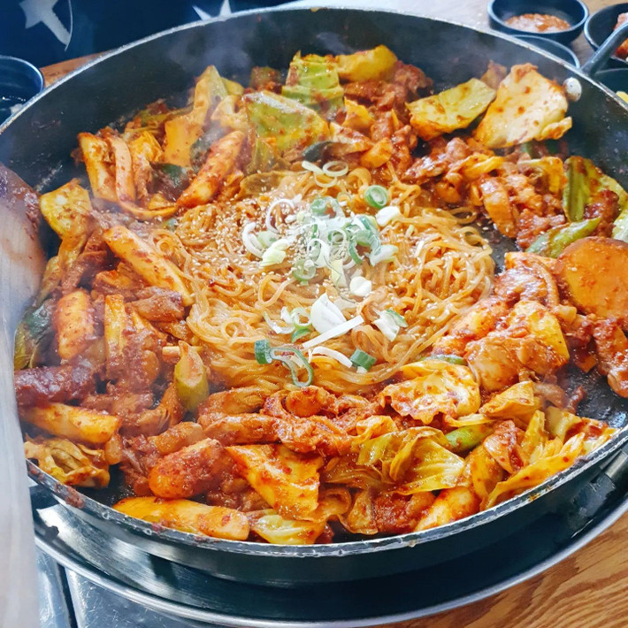 Sau một ngày vận động, ghé phố Myeongdong Dakgalbi và thưởng thức món gà xào cay đặc sản là lựa chọn tuyệt vời để nạp lại năng lượng. Ảnh 2dep