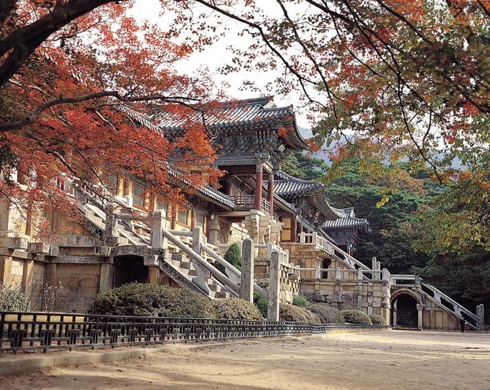 Nếu yêu thích khám phá lịch sử xen lẫn phong cảnh lãng mạn, Gyeongju – cố đô ngàn năm của Hàn Quốc – sẽ làm hài lòng mọi du khách. Thành phố này được mệnh danh là “bảo tàng ngoài trời” với vô số di tích cổ kính. Ảnh Transviet