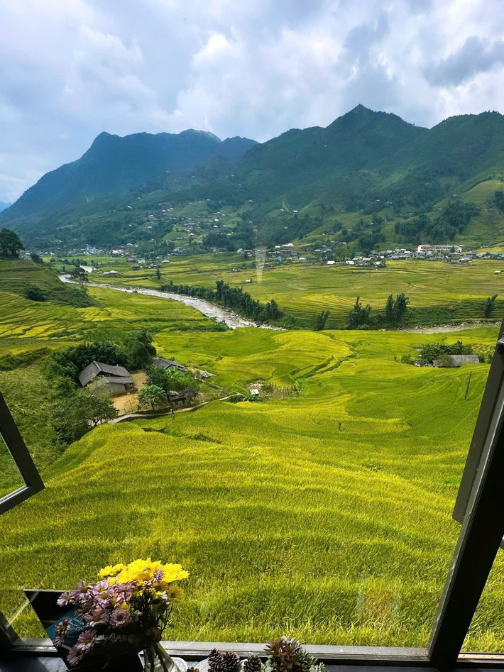 Những con đường mòn uốn lượn quanh bản, những căn nhà trình tường xếp lớp trên sườn đồi cùng khung cảnh núi non trùng điệp tạo nên một bức tranh thiên nhiên vừa hùng vĩ, vừa dịu dàng.