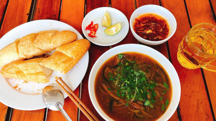 Nếu cháo lươn thanh nhẹ thì súp lươn lại là món ăn “nồng nàn” hơn với nước dùng đậm đà và sợi lươn được xé nhỏ, rim kỹ. Món này thường ăn kèm bánh mướt (bánh cuốn) hoặc bánh mì, rất thích hợp để ăn sáng hoặc tối. Ảnh Toplist