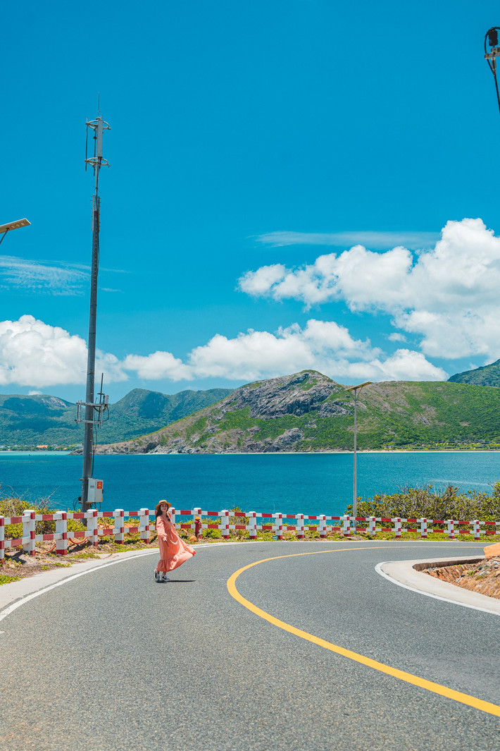 Nằm không xa là nghĩa trang Hàng Dương – nơi an nghỉ của nữ anh hùng Võ Thị Sáu cùng hàng ngàn chiến sĩ cách mạng. Nhiều du khách đến Côn Đảo chọn thắp hương vào lúc nửa đêm – khoảng thời gian tĩnh lặng, linh thiêng – để tưởng nhớ và cầu nguyện. Không gian trầm mặc, ánh nến lung linh giữa hàng phi lao xào xạc khiến khung cảnh nơi đây vừa thiêng liêng, vừa chạm đến tận đáy cảm xúc. Ảnh Hồng Nhật