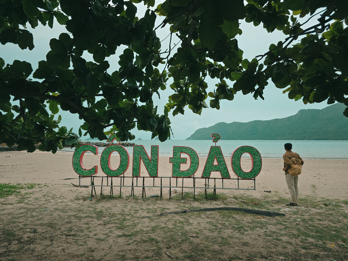 Từ một vùng đất gắn liền với ký ức đau thương, Côn Đảo hôm nay đang vươn mình trở thành điểm đến nổi bật trên bản đồ du lịch Việt Nam. Biển xanh, rừng nguyên sinh, không khí thanh sạch và chiều sâu văn hóa – lịch sử chính là những yếu tố khiến hòn đảo biệt lập này “gây sốt” mỗi mùa du lịch. Ảnh Quý