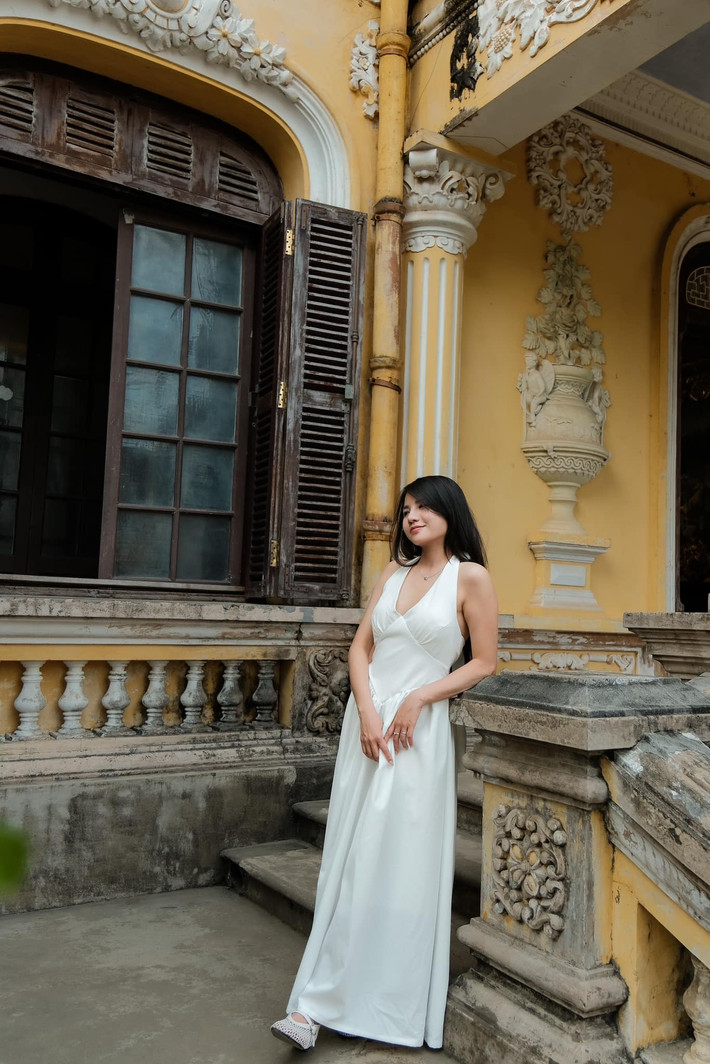 Dành cho những ai đến Huế lần đầu, Minh vẫn gợi ý vài nơi nên ghé qua: Cụm di tích lăng tẩm như Lăng Minh Mạng, Lăng Khải Định, Lăng Tự Đức, Đại Nội Huế hay Cung An Định là những dấu ấn còn lại từ thời Nguyễn – vừa cổ kính vừa quyến rũ. Ảnh Trương Đình Minh