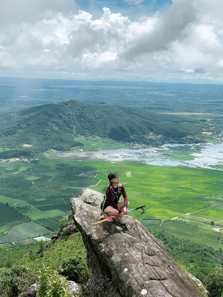 Nếu du khách đang băn khoăn không biết nên chọn tour có hướng dẫn hay đi tự túc, cả hai đều có những ưu điểm riêng. Với tour, những người lần đầu đến Gia Lai hoặc đi theo nhóm nhỏ vừa được đảm bảo an toàn, vừa có hướng dẫn chi tiết về kỹ thuật trekking, đồng thời dễ dàng khám phá thêm các điểm tham quan phụ như hồ Tân Sơn, thác nước hay làng dân tộc. Ảnh hi_honglam