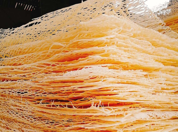 NKhông chỉ nổi tiếng với truyền thống yêu nước và cảnh sắc trung du bình dị, Quế Sơn (Đà Nẵng) còn gây thương nhớ bởi một món ăn đặc biệt – phở sắn. Không giống bất kỳ loại phở nào ở các vùng miền khác, phở sắn Quế Sơn khiến du khách tò mò và thích thú ngay từ cái nhìn đầu tiên: sợi tròn, trong như thạch, được đan kết thành từng lớp mỏng như tấm lưới đánh cá. Ảnh Internet