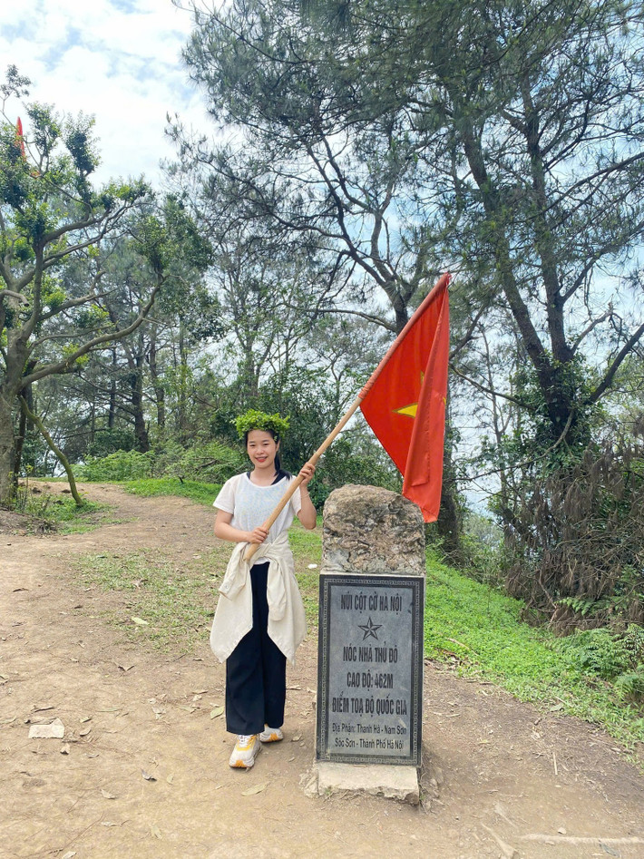 Khi nói đến du lịch Hà Nội, hình ảnh đầu tiên hiện lên trong tâm trí nhiều người là Hồ Gươm, Tháp Rùa, Cầu Thê Húc hay những con phố cổ tấp nập. Nhưng ít ai biết rằng, chỉ cách trung tâm thành phố khoảng 40 km, Hà Nội vẫn còn đó những vùng rừng núi hoang sơ, trong lành – nơi bạn có thể trekking, cắm trại và tận hưởng một ngày tách biệt khỏi khói bụi đô thị. Một trong số đó chính là núi Hàm Lợn, điểm cao nhất huyện Sóc Sơn và được mệnh danh là “nóc nhà Thủ đô”. Ảnh Ly Ly