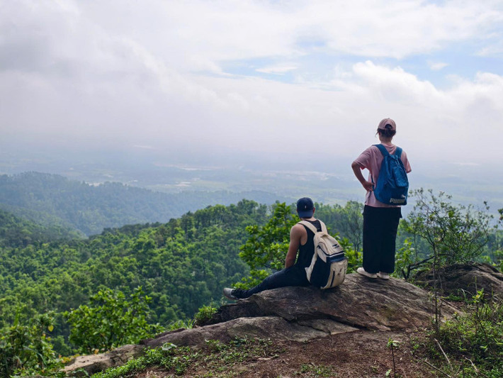 Dù cung đường trekking Hàm Lợn không quá hiểm trở, du khách vẫn nên chuẩn bị kỹ càng: mang giày phù hợp, nước uống, áo khoác, đèn pin nếu cắm trại qua đêm và đặc biệt tránh đi mùa mưa. Nên đi theo nhóm, nhất là với người mới đi lần đầu, để đảm bảo an toàn và có trải nghiệm trọn vẹn hơn. Ảnh Giang Lang Thang