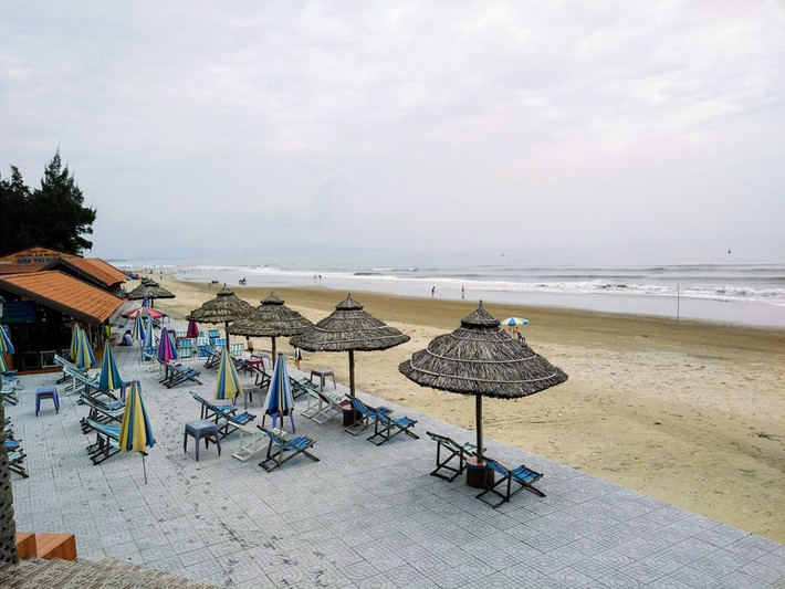 Ngay gần đó là bãi Chí Linh, thuộc khu du lịch cùng tên. Với phong cảnh đồi núi xen kẽ biển xanh, bãi Chí Linh được ví như “Đà Lạt biển” – nơi du khách có thể thả mình giữa thiên nhiên, thư giãn dưới tán cây và lắng nghe tiếng sóng biển dịu dàng. Ảnh MIA