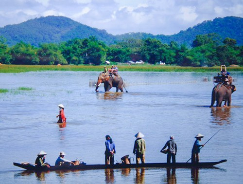 Hồ Lắk là hồ nước ngọt tự nhiên lớn nhất Tây Nguyên, nơi mặt hồ phẳng lặng phản chiếu những ngọn núi xanh ngút ngàn. Ngồi trên thuyền độc mộc lướt qua mặt hồ, du khách vừa tận hưởng không khí trong lành, vừa quan sát đời sống của đồng bào M’nông quanh hồ. Ảnh Vietnamtouris