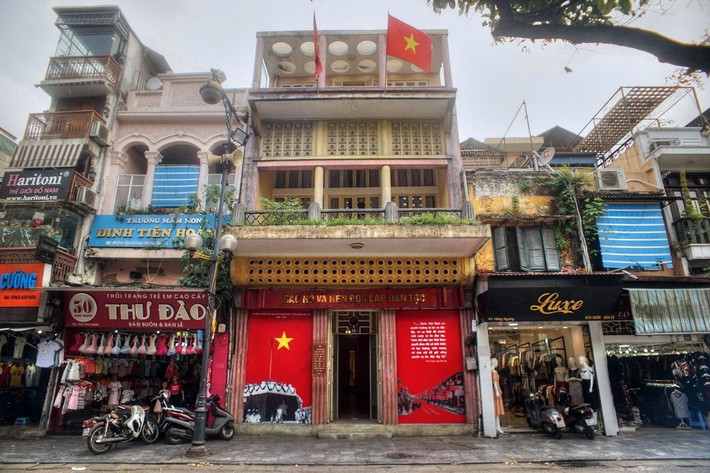 Tiếp theo là nhà số 48 Hàng Ngang – cơ sở cách mạng từ thời tiền khởi nghĩa, nơi Bác Hồ và các đồng chí Trung ương làm việc trong những ngày tháng quyết định vận mệnh dân tộc. Ảnh Hà Nội Danh thắng và Di tích