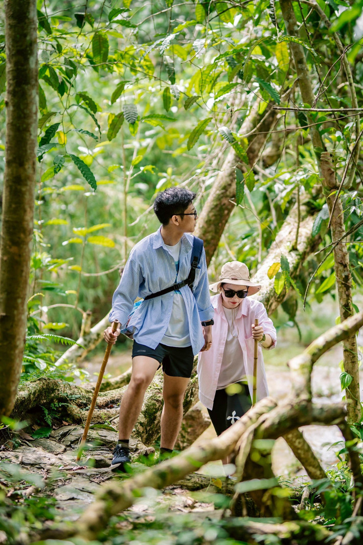 Thông thường, du khách sẽ khám phá hai tầng thác Bản Ba trong hành trình kéo dài khoảng 2–3 giờ. Với những ai yêu thích trải nghiệm mạo hiểm, có thể lựa chọn men theo dòng suối, đi trong lòng thác hơn 1km để tiếp cận tầng thác thứ hai. Hành trình này mang đến cơ hội tương tác tối đa với thiên nhiên: lội qua những phiến đá phẳng giữa lòng suối, bắt gặp cá, cua, ốc suối hoặc ngồi thư giãn để đàn cá nhỏ rỉa chân như một liệu pháp mát-xa tự nhiên. Trong khi đó, trẻ em, phụ nữ và người lớn tuổi có thể chọn lối đi bộ ven suối – bằng phẳng, an toàn hơn nhưng vẫn đủ đẹp để cảm nhận trọn vẹn vẻ hoang sơ của núi rừng. Ảnh dulich