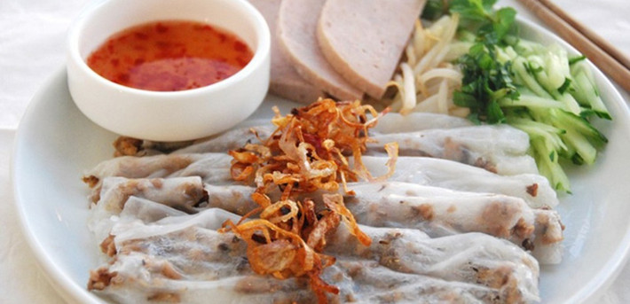 Tuy giống với bánh cuốn ở miền Bắc, bánh mướt xứ Nghệ lại mang một nét riêng nhờ vào lớp bánh mềm mịn, dẻo dai và thường ăn kèm với chả, thịt nướng hoặc lòng heo. Nước mắm chấm được pha chế rất vừa miệng, tạo nên tổng thể hoàn hảo cho món ăn này. Ảnh Món ngon xứ Nghệ