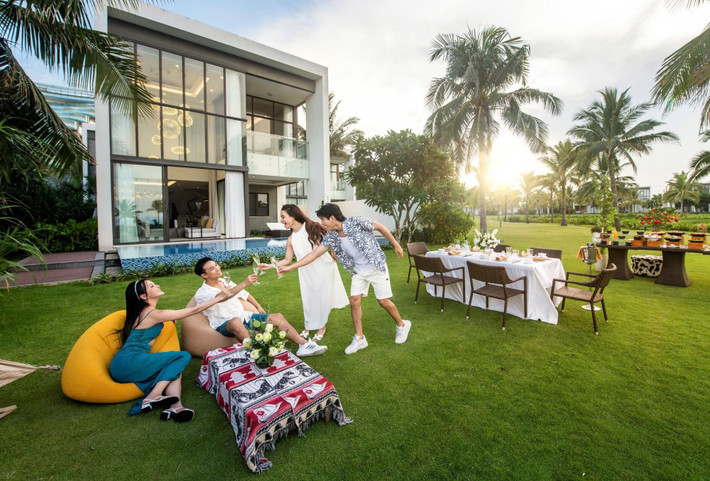 Cuối cùng, du lịch theo nhóm sẽ giúp tối ưu hóa chi phí và tăng thêm sự gắn kết. Việc thuê nhà nguyên căn rồi chia đều chi phí sẽ tiết kiệm hơn nhiều so với việc đặt nhiều phòng riêng lẻ. Ngoài ra, sinh hoạt chung trong một không gian riêng tư cũng mang lại nhiều khoảnh khắc đáng nhớ cho cả nhóm. Tuy nhiên, hãy đảm bảo đọc kỹ đánh giá và kiểm tra thông tin trước khi đặt để tránh rủi ro không đáng có. Ảnh Internet