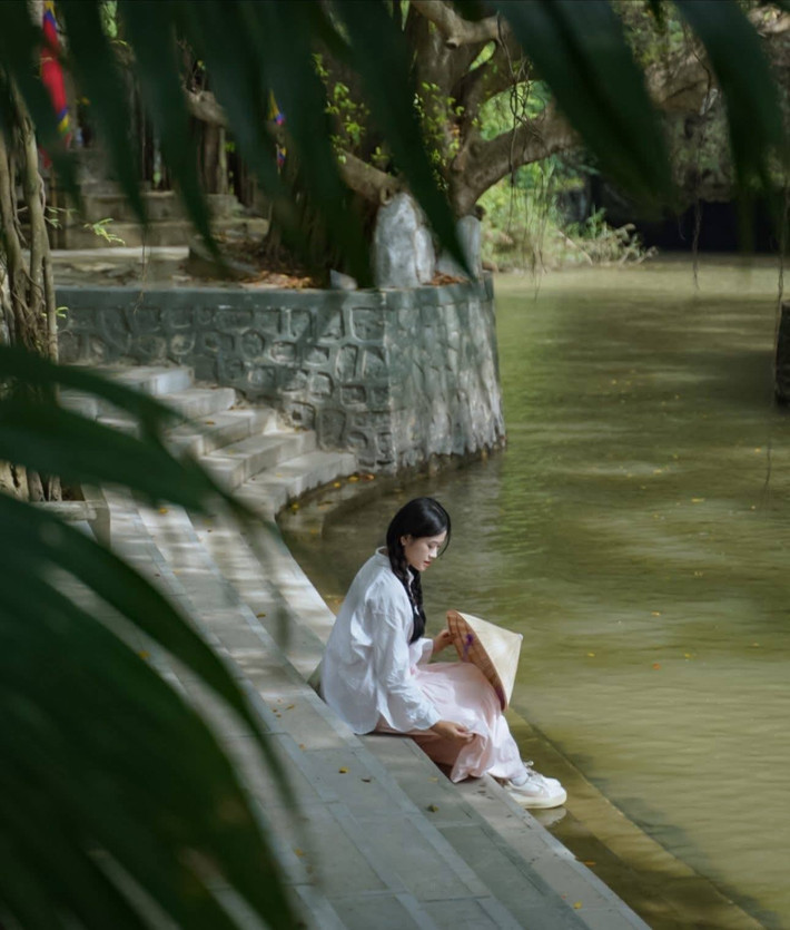 Ngoài ra, du khách có thể kết hợp tham quan Tràng An, nơi sở hữu hệ thống hang động và dòng sông cổ huyền bí, hay ghé qua chùa Bái Đính – ngôi chùa lớn nhất Đông Nam Á với kiến trúc độc đáo giữa không gian núi rừng thanh tịnh. Ảnh Phương Tali