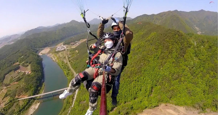 Cảm giác cầm điện thoại ghi lại khoảnh khắc mình đang lơ lửng trên bầu trời sẽ là kỷ niệm khó quên. Ngoài ra, đến Danyang, đừng quên thưởng thức các món ăn đặc sản từ tỏi – nguyên liệu làm nên thương hiệu của vùng đất này – như gà chiên tỏi đen, sườn bò nướng tỏi hay bánh mandu nhân tỏi. Ảnh Creatrip