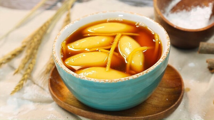 Bánh ngào là đặc sản dân dã của Nghệ An, làm từ bột nếp nấu cùng mật mía và nước gừng. Tuy đơn giản nhưng đòi hỏi sự khéo léo trong từng công đoạn. Khi thưởng thức, bánh mềm dẻo, ngọt thanh, thơm nồng mùi gừng và bùi béo của nhân, đậm đà hương vị quê nhà. Ảnh Tico Travel