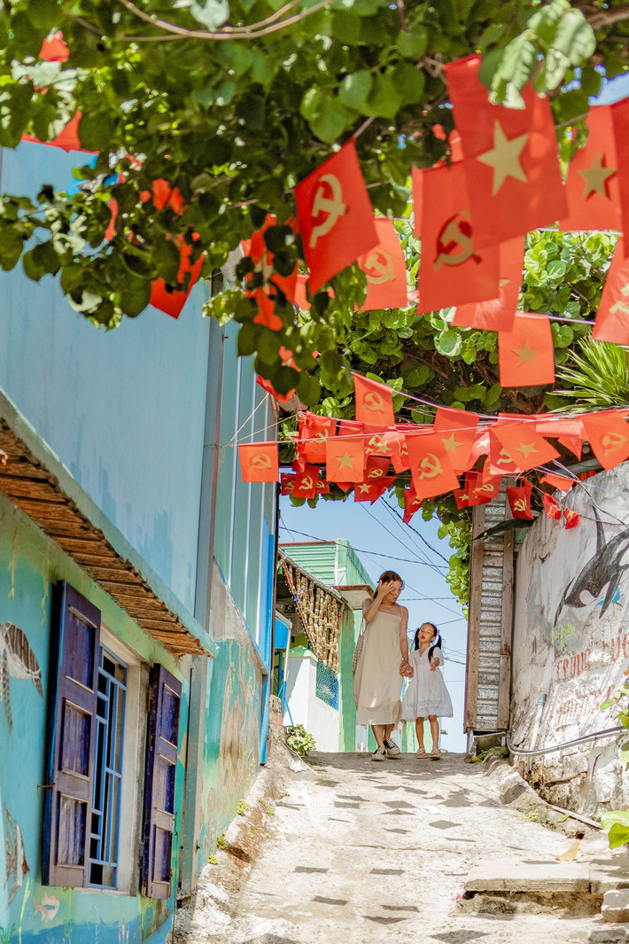 Không quá đông đúc như các bãi biển nổi tiếng khác, Trung Lương mang dáng vẻ trầm lặng, mộc mạc và đầy sức sống. Những mái nhà nhỏ nằm nép mình bên bờ cát, những chiếc thuyền thúng nằm im lìm trên bãi, lưới cá giăng khắp hiên nhà – tất cả vẽ nên một bức tranh làng chài đậm chất miền biển Nam Trung Bộ. Ở đó, du khách có thể dễ dàng bắt gặp nụ cười hiền hậu của các bà, các mẹ đang phơi cá khô dưới nắng, hay tiếng gọi nhau í ới của đám trẻ con chân đất chơi đùa bên bờ biển. Ảnh Hồng Nhật