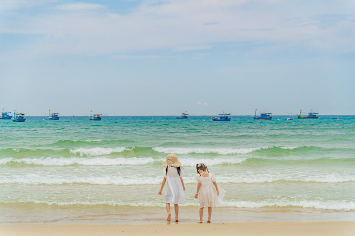 Vào mỗi buổi sáng sớm hoặc chiều muộn, bãi biển nhộn nhịp hơn một chút với những chiếc ghe nhỏ cập bến, mang theo thành quả sau một đêm lênh đênh ngoài khơi. Những khoảnh khắc đời thường ấy lại chính là điều khiến nhiều du khách rung động – một chút giản dị, một chút chân thành, và rất nhiều hoài niệm. Ảnh Hồng Nhật