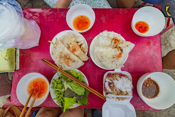Đến làng chài Trung Lương, bạn cũng đừng quên thưởng thức hải sản. Dù không phải khu ẩm thực sầm uất, nhưng chính nhờ biển gần, ghe cá về mỗi ngày mà món ăn nơi đây tươi ngon, đậm vị. Ảnh Hồng Nhật