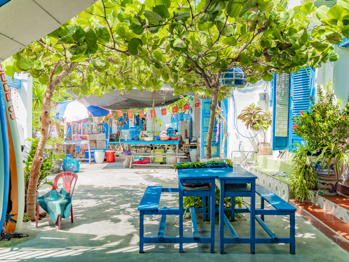 Không nổi tiếng như làng chài Nhơn Lý, Bãi Xép, Hải Minh hay Nhơn Hải, làng chài Trung Lương vẫn âm thầm níu chân những người mê xê dịch bằng một vẻ đẹp rất riêng. Không ồn ào, không náo nhiệt, nơi đây là điểm đến lý tưởng cho những ai muốn tìm kiếm sự bình yên, cảm nhận nhịp sống chậm rãi, hòa mình vào biển xanh, cát trắng và gặp gỡ những con người thân thiện. Ảnh Hồng Nhật