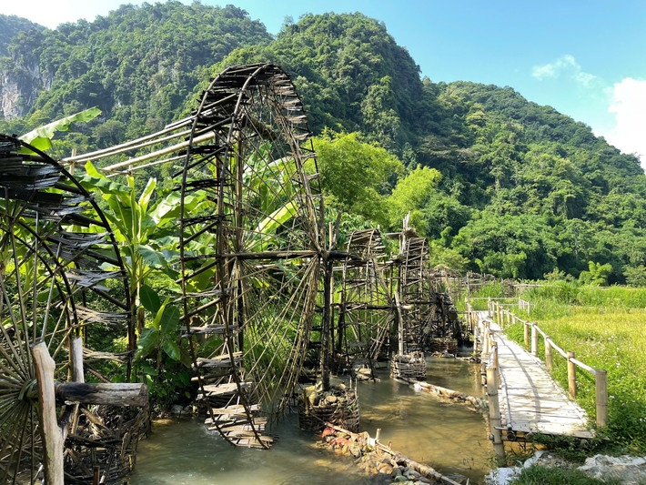 Tour 2 ngày 1 đêm của Vietravel là lựa chọn lý tưởng cho những ai muốn khám phá các điểm nổi bật của Pù Luông như bản Hòa Bình, thác Pù Luông và ngắm mùa vàng trên những thửa ruộng bậc thang, mà không tốn quá nhiều thời gian di chuyển. Ảnh Văn Phong