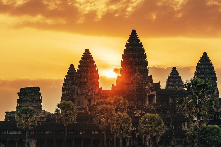 Biểu tượng nổi bật nhất của Campuchia chính là Angkor Wat – Di sản thế giới được UNESCO công nhận. Những tháp cao vút, phù điêu tinh xảo và cảnh bình minh phản chiếu qua hồ nước tạo nên “bức tranh vàng” khiến du khách say lòng. Ảnh Báo Vietnamnet