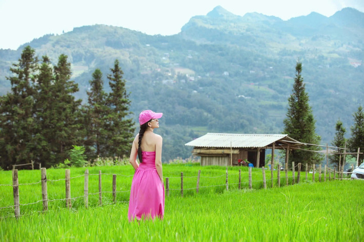 Xung quanh thảo nguyên là các bản làng người Mông, người Dao với nét sinh hoạt mộc mạc, chân tình. Du khách có thể kết hợp chuyến đi với trải nghiệm làm nông, thưởng thức các món đặc sản địa phương như mèn mén, thịt trâu gác bếp, thắng cố hay rượu ngô men lá. Ảnh Phúc Anh