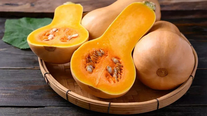 Nhóm đầu tiên là những người mắc bệnh tiểu đường. Mặc dù giàu dinh dưỡng, bí đỏ có chỉ số đường huyết tương đối cao. Nếu ăn nhiều, lượng đường trong máu có thể tăng đột ngột, khiến việc kiểm soát bệnh trở nên khó khăn. Ảnh minh họa