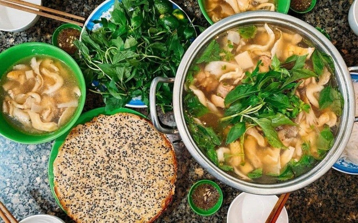 Vào buổi trưa, đừng quên thưởng thức các món đặc sản Đà Lạt. Bánh căn nóng hổi, mì quảng, hay lẩu gà lá é là những món ăn nổi bật mà du khách không thể bỏ qua. Nếu du khách muốn một bữa ăn nhẹ, hãy thử sữa đậu nành nóng và bánh mì xíu mại thơm ngon. Ảnh VinWonders