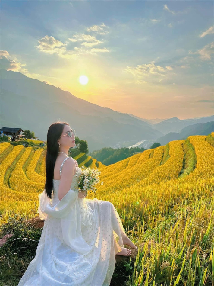 Dù chọn hình thức nào, đồi Móng Ngựa và mùa lúa chín ở Mù Cang Chải hứa hẹn mang đến trải nghiệm khó quên. Ngắm nhìn thửa ruộng bậc thang vàng rực, hít hà không khí trong lành, tận hưởng khoảnh khắc bình minh hay hoàng hôn trên đồi và thưởng thức văn hóa bản địa – đây chính là những điều khiến chuyến đi Tây Bắc trở nên trọn vẹn. Ảnh Mai Huyền Trang