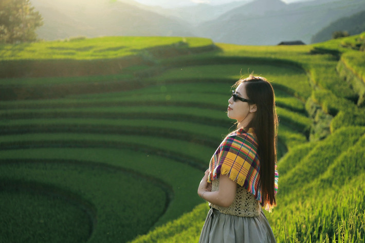 Với những ai lần đầu đến vùng cao, tour trọn gói là lựa chọn an toàn và tiện lợi. Tour 3 ngày 2 đêm thường bao gồm xe đưa đón, hướng dẫn viên, ăn uống và vé tham quan, giúp du khách không mất thời gian lên kế hoạch, đồng thời có hướng dẫn viên giới thiệu về văn hóa địa phương. Ảnh Full Thái