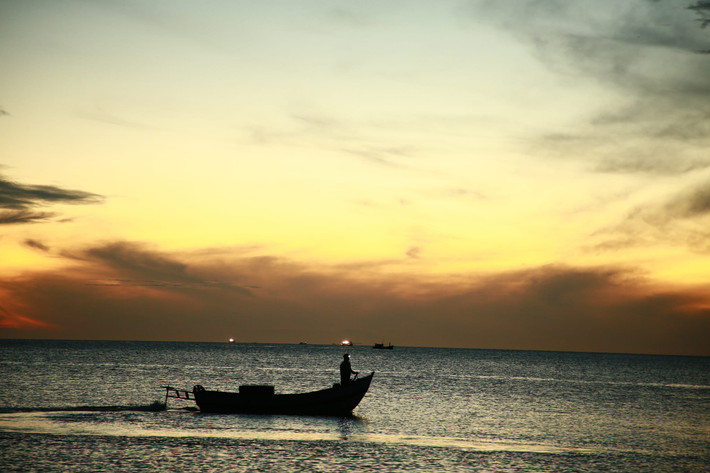 Cắm trại ở Bãi Thùng là trải nghiệm đáng nhớ với những ai yêu thiên nhiên và thích khám phá. Du khách có thể mang theo lều, bếp gas mini, thực phẩm gọn nhẹ và nước ngọt. Khi mặt trời khuất bóng sau lưng núi, cả không gian chuyển sang một sắc tím hồng lãng mạn, tiếng sóng trở nên dịu dàng hơn. Ảnh Anh Tuấn