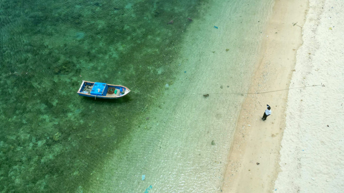 Nằm biệt lập tại xã Vĩnh Hải, huyện Ninh Hải, tỉnh Ninh Thuận, bãi biển này hoàn toàn chưa bị “đánh thức” bởi các công trình du lịch hóa, giữ nguyên vẹn vẻ hoang sơ của thiên nhiên và nét nguyên bản của vùng ven biển Nam Trung Bộ. Ảnh Anh Tuấn