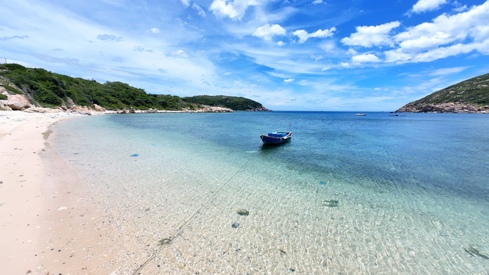 Hiện tại, Bãi Thùng chưa có bất kỳ dịch vụ lưu trú hay quán ăn nào. Vì thế, du khách nên chuẩn bị đầy đủ đồ dùng cá nhân, thực phẩm và nước uống trước khi đến. Ngoài ra, cần lưu ý dọn sạch rác sau mỗi lần cắm trại để bảo vệ hệ sinh thái biển vẫn còn nguyên sơ nơi đây. Ảnh Anh Tuấn