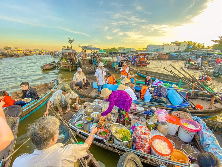 Tour sáng sớm thường khởi hành từ 5 giờ hoặc sớm hơn, đưa du khách lênh đênh trên sông khi trời còn lờ mờ sáng. Đây là thời điểm chợ hoạt động sôi nổi nhất trong ngày. Hàng trăm chiếc ghe tụ lại, buôn bán các loại trái cây, rau củ, đặc sản địa phương. Ảnh MIA