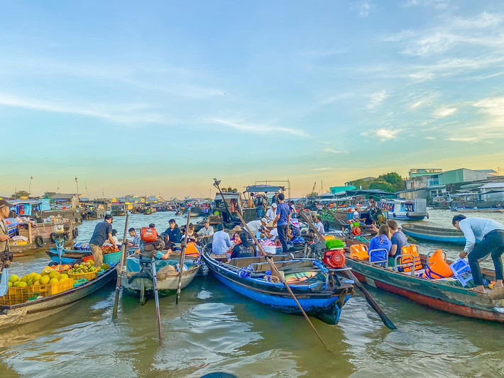 Những tiếng rao, tiếng động cơ, tiếng cười nói hòa lẫn trong ánh bình minh tạo nên một không khí rất đời thường mà cũng rất đặc biệt. Trên sông, du khách có thể dễ dàng bắt gặp những chiếc ghe nhỏ bán cà phê, bún riêu, hủ tiếu – một “phiên bản khác” của quán ăn sáng, nhưng lại đậm chất miền Tây. Ảnh MIA