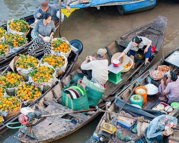 Ưu điểm của tour này là kết hợp nhiều hoạt động khác như tham quan làng nghề làm hủ tiếu, nhà cổ, vườn trái cây và thưởng thức bữa trưa tại nhà vườn. Lịch trình nhẹ nhàng, thư giãn, thời gian thoải mái hơn và không cần quá vội vàng chuẩn bị từ sáng sớm. Ảnh MIA
