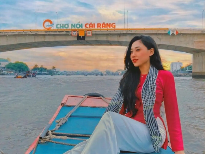 Tùy vào nhu cầu và thói quen cá nhân mà mỗi loại tour sẽ phù hợp với đối tượng khác nhau. Với những ai đam mê chụp ảnh, muốn săn khoảnh khắc bình minh rực rỡ và không khí chợ nổi sôi động, tour sáng sớm sẽ là lựa chọn tuyệt vời. Ngược lại, nếu muốn một chuyến đi kết hợp nghỉ dưỡng nhẹ nhàng, tour ăn trưa sẽ mang lại sự tiện lợi và thư giãn hơn. Ảnh MIA