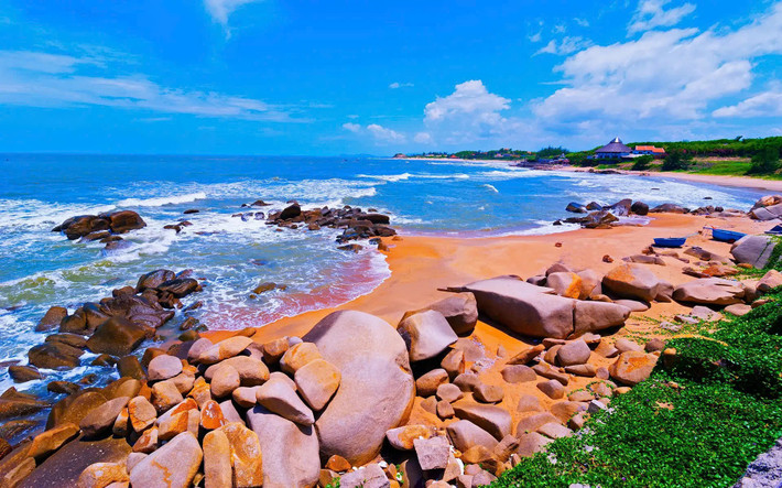 Kế đó là biển Long Hải, một trong những bãi biển sạch nhất Vũng Tàu. Không chỉ nổi bật với làn nước trong veo và khí hậu mát mẻ, nơi đây còn có ngọn núi Châu Long dành cho những ai yêu thích leo núi và muốn thu trọn cảnh biển từ trên cao. Ảnh Traveloka