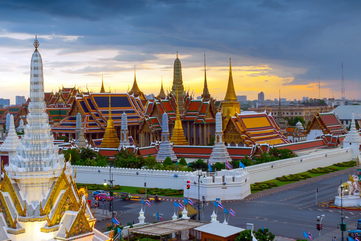 Khi đến Bangkok, đừng bỏ qua Cung điện Hoàng gia, một công trình kiến trúc lộng lẫy và đầy lịch sử. Nằm trong khuôn viên Cung điện là Wat Phra Kaew, ngôi chùa nổi tiếng với tượng Phật Ngọc thiêng liêng. Ảnh Travbel 24h