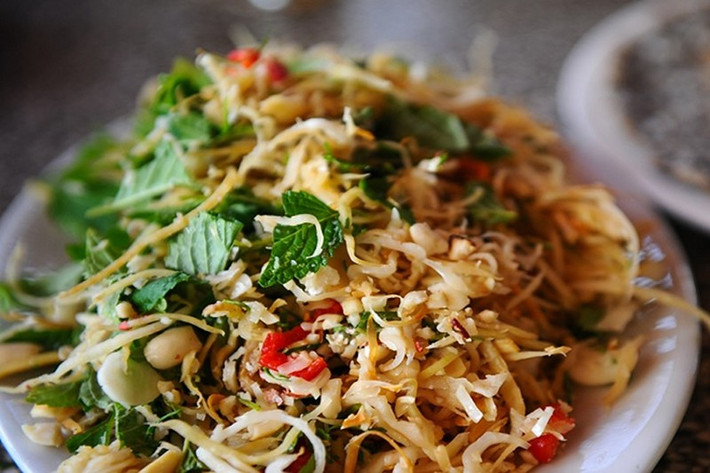 Nhắc đến đặc sản xứ Nghệ, không thể không nhắc tới nhút Thanh Chương, món ăn dân dã đã trở thành "thương hiệu" trong lòng thực khách. Thực chất, nhút là cách gọi của người miền Trung chỉ món mít muối mặn, thường dùng cùng cơm, giống món dưa muối của miền Bắc. Ảnh Tico Travel