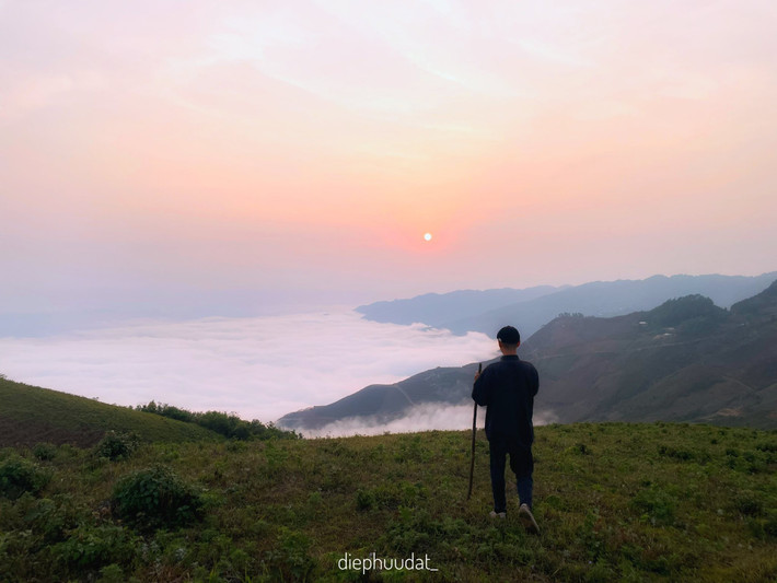 Ngoài ra, Kavo Travel cũng tổ chức tour tương tự với mức giá chỉ từ 1.590.000 đồng, khởi hành mỗi thứ 7, phù hợp cho nhóm bạn trẻ thích khám phá. Với ngân sách tiết kiệm hơn, du khách có thể chọn tour của Tuấn Nguyễn Travel (giá từ 1.499.000 đồng) hoặc Vietsense Travel – nơi có các hành trình kết hợp khám phá Tà Xùa, Xím Vàng và bản Khe Cải, khởi hành đều đặn hàng tuần.
