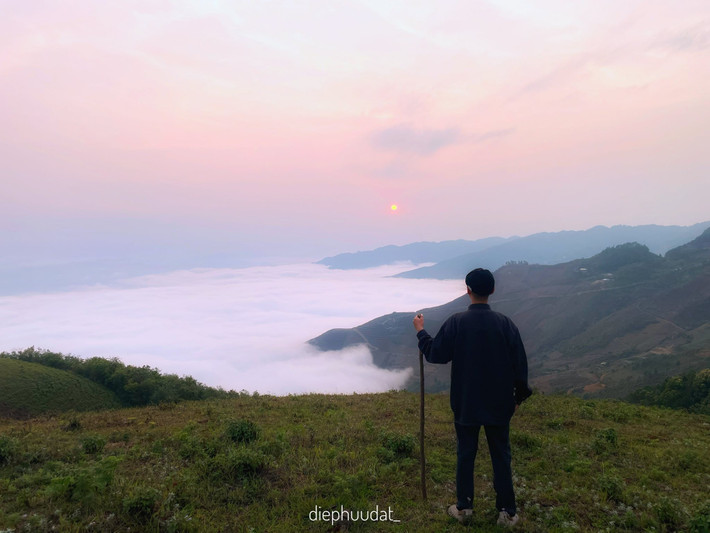 Hiện nay, có nhiều tour săn mây Tà Xùa kết hợp đón hoàng hôn bản Khe Cải được tổ chức hàng tuần, thuận tiện cho du khách từ Hà Nội. Một số lựa chọn uy tín có thể kể đến như tour 2 ngày 1 đêm của PYS Travel với lịch trình săn mây, chinh phục sống lưng khủng long, trải nghiệm homestay và đón hoàng hôn ở Khe Cải, giá từ 1.980.000 đồng