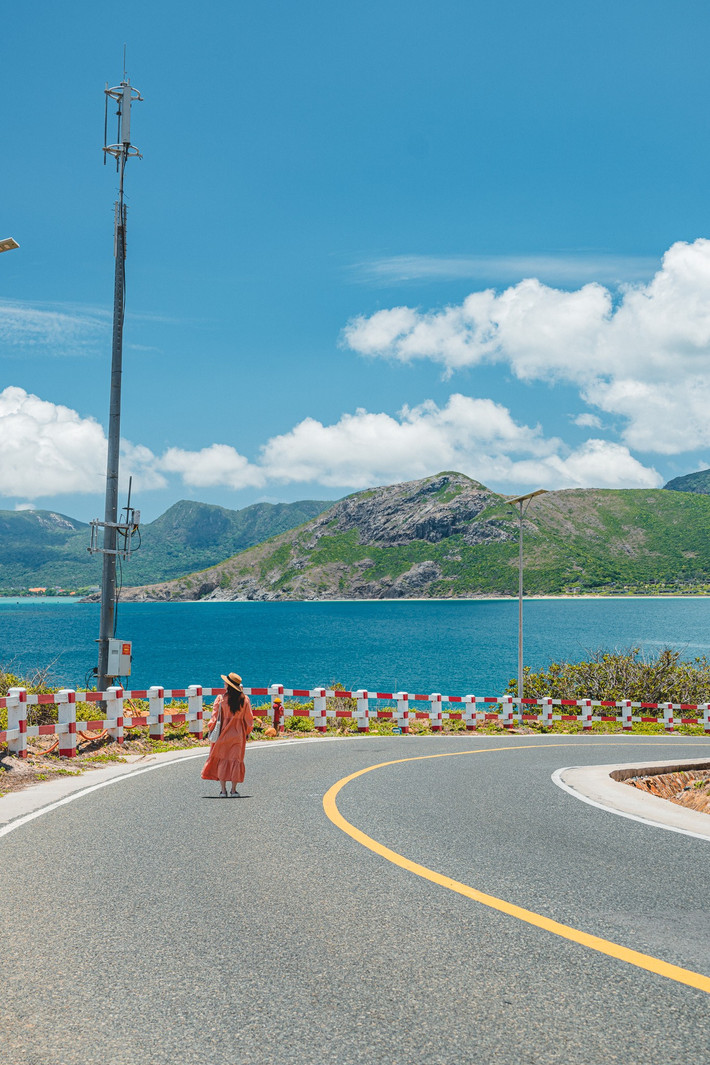 Một trong số đó là con đường Cỏ Ống – tuyến đường dài khoảng 7 km, nối từ sân bay Cỏ Ống đến trung tâm thị trấn Côn Đảo. Ảnh Hồng Nhật