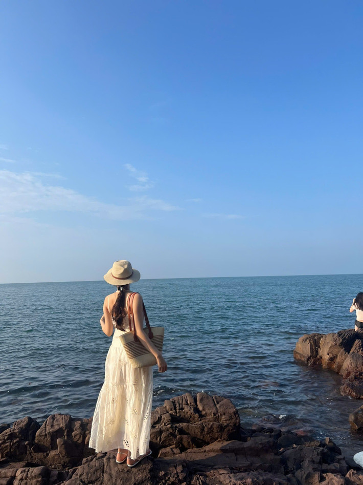 Đặc biệt, những triền đồi thoai thoải phủ thông xanh vươn sát ra mép biển tạo nên khung cảnh vừa nên thơ, vừa kỳ vĩ. Chính vì thế, nhiều du khách ví nơi đây như “Vũng Tàu pha Đà Lạt” hay “Đà Lạt trên biển” – một sự giao thoa hiếm hoi giữa hai dạng địa hình tưởng như đối lập. Ảnh Trang Đào