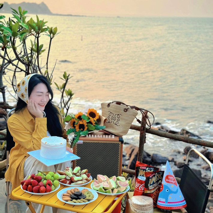 Dù chưa phát triển rầm rộ về du lịch, bãi Lữ vẫn là nơi lý tưởng để thưởng thức hải sản tươi sống. Ảnh Thu Hoài