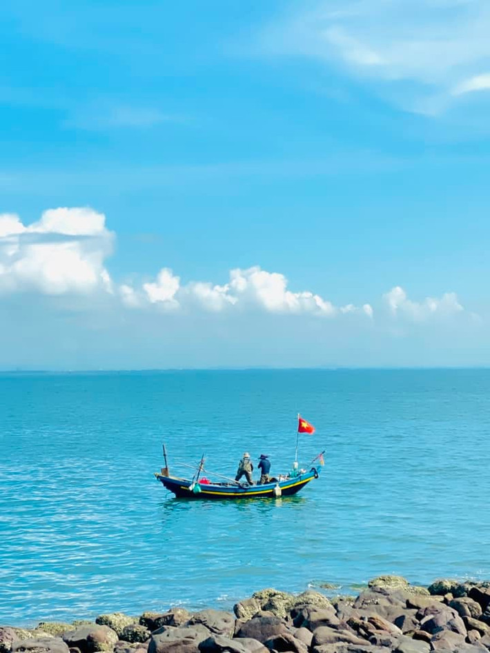 Khác với các bãi biển nổi tiếng như Cửa Lò hay Sầm Sơn, bãi Lữ không ồn ào, không chen chúc hàng quán, mà giữ nguyên được vẻ đẹp hoang sơ, hài hòa giữa biển cả và rừng thông. Ảnh James Tuấn Anh
