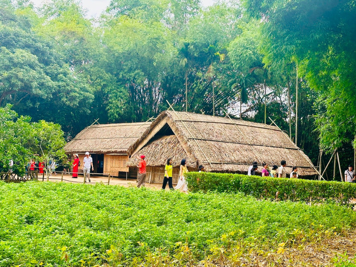 Làng Sen không chỉ là nơi ghi dấu một phần quan trọng trong cuộc đời của Chủ tịch Hồ Chí Minh, mà còn là điểm đến du lịch đầy ý nghĩa với những di tích lịch sử và cảnh quan thiên nhiên tuyệt đẹp. Nhà Bác, ao sen Giếng Cốc và mộ cụ Hoàng Thị Loan là những địa điểm không thể bỏ qua khi du khách đến thăm quê Bác. Những nơi này không chỉ giúp du khách hiểu thêm về cuộc đời giản dị mà vĩ đại của Bác, mà còn mang đến một không gian tĩnh lặng, đầy cảm hứng để suy ngẫm và tìm lại những giá trị sâu sắc trong cuộc sống. Ảnh My tour
