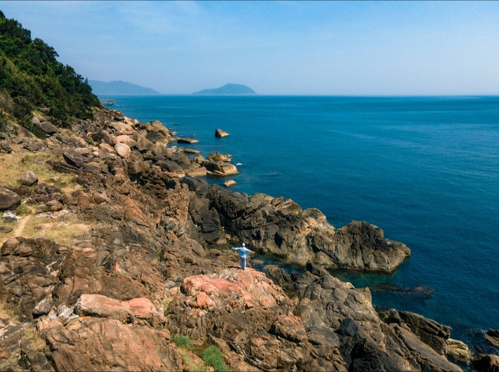 Không ồn ào như bãi Mỹ Khê, không đông đúc như biển Non Nước, Bãi Đá Đen nằm nép mình dưới chân bán đảo Sơn Trà lại mang một nét cuốn hút riêng: hoang sơ, yên tĩnh và đầy chất thơ. Với những du khách yêu khám phá, thích tìm về thiên nhiên, đây chính là một trong những địa điểm “chill” đáng trải nghiệm nhất tại Đà Nẵng hiện nay. Ảnh Blog của Rọt