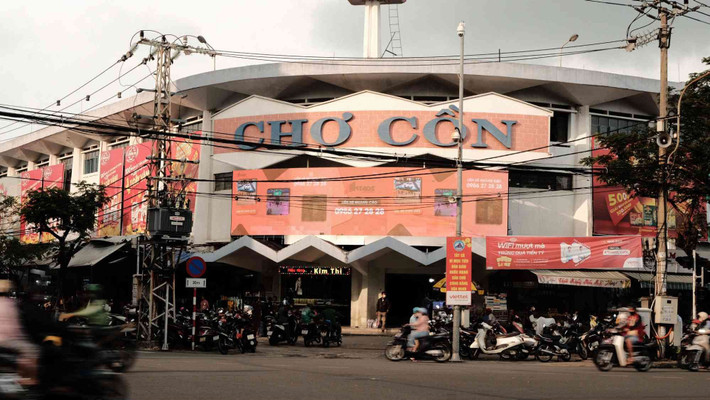 Tọa lạc tại trung tâm thành phố, chợ Cồn không chỉ là một trong những khu chợ truyền thống lớn nhất Đà Nẵng mà còn nổi tiếng là “thiên đường ẩm thực” với đủ món ngon hấp dẫn. Dạo một vòng khu ẩm thực chợ Cồn, du khách sẽ dễ dàng tìm thấy các món ăn trứ danh miền Trung – từ bánh tráng cuốn thịt heo, ốc hút, bánh lọc đến kem bơ, chè chuối nóng... Mỗi món mang một hương vị riêng, đậm đà, chân chất như chính con người nơi đây. Ảnh Internet